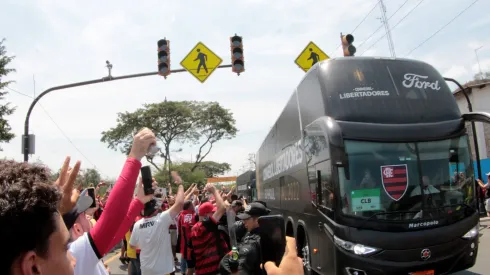 Ônibus do Flamengo teve dificuldades no trânsito de Buenos Aires e demorou para chegar ao estádio do Racing