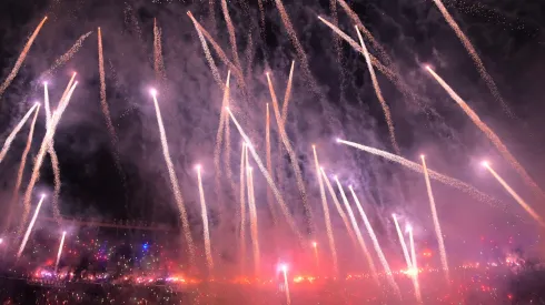 AVELLANEDA, ARGENTINA – OCTOBER 29: Fireworks are set off prior to the Copa CONMEBOL Libertadores 2025 Semi-final second leg match between Racing Club and Flamengo at Presidente Peron Stadium on October 29, 2025 in Avellaneda, Argentina. (Photo by Marcelo Endelli/Getty Images)