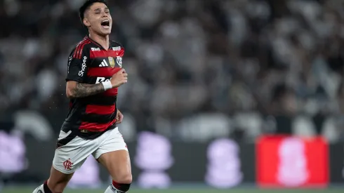 Luiz Araujo, jogador do Flamengo, comemora seu gol durante partida contra o Botafogo no estadio Engenhao pelo campeonato Brasileiro A 2025. Foto: Jorge Rodrigues/AGIF