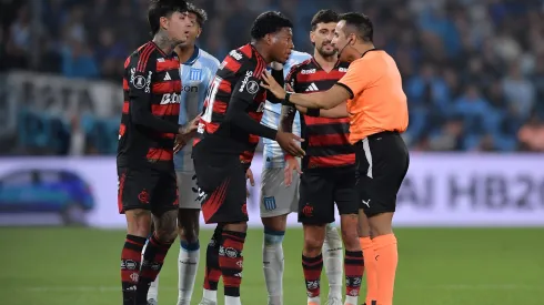 Gonzalo Plata sendo expulso em Racing x Flamengo. Foto: Marcelo Endelli/Getty Images)