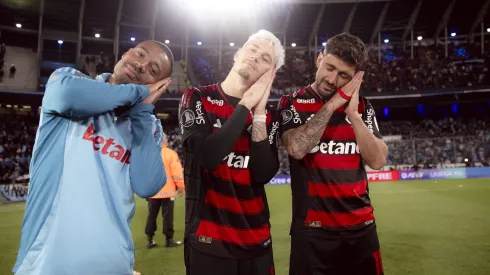 Jogadores do Fla provocando o Racing após a classificação