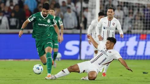O jogador Flaco López, da SE Palmeiras, disputa bola com o jogador da Liga Desportiva Universitaria, durante partida válida pelas semi final, ida, da Copa Libertadores, no Estádio Rodrigo Paz Delgado. (Foto: Cesar Greco/Palmeiras/by Canon)