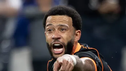 Memphis Depay durante jogo do Brasileirão na Neo Química Arena.