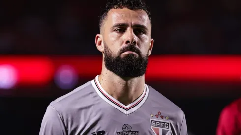 SP – SAO PAULO – 17/05/2025 – BRASILEIRO A 2025, SAO PAULO X GREMIO – Jandrei goleiro do Sao Paulo durante entrada em campo para partida contra o Gremio no estadio Morumbi pelo campeonato Brasileiro A 2025. Foto: Fabio Giannelli/AGIF