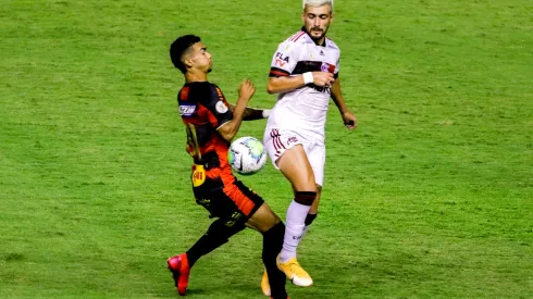 PE – Recife – 01/02/2021 – BRASILEIRO A 2020, SPORT X FLAMENGO – Gustavo jogador do Sport disputa lance com Arrascaeta jogador do Flamengo durante partida no estadio Ilha do Retiro pelo campeonato Brasileiro A 2020. Foto: Rafael Vieira/AGIF