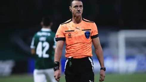 O arbitro Wilmar Roldan durante partida entre Palmeiras e Sporting Cristal no estadio Arena Allianz Parque pelo campeonato Copa Libertadores 2025. Foto: Ettore Chiereguini/AGIF