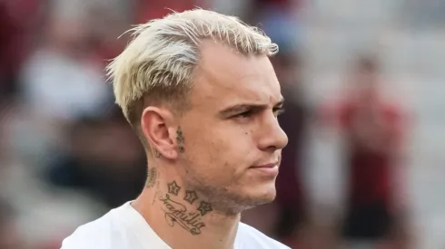 PR – CURITIBA – 24/06/2023 – BRASILEIRO A 2023, ATHLETICO-PR X CORINTHIANS – Roger Guedes jogador do Corinthians durante execucao do hino nacional antes da partida contra o Athletico-PR no estadio Arena da Baixada pelo campeonato BRASILEIRO A 2023. Foto: