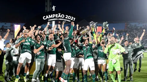MONTEVIDEO, URUGUAY – NOVEMBER 27: Felipe Melo of Palmeiras lifts the Champions Trophy of Copa CONMEBOL Libertadores after the final match of Copa CONMEBOL Libertadores 2021 between Palmeiras and Flamengo at Centenario Stadium on November 27, 2021 in Montevideo, Uruguay. Palmeiras defeated Flamengo by 2-1 in extra time. (Photo by Agencia Gamba/Getty Images)