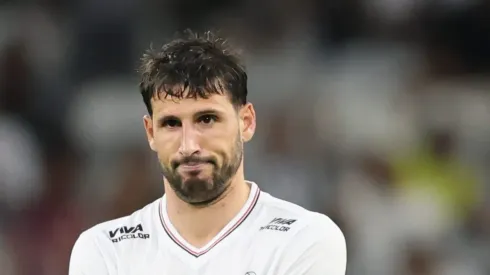 SP – BELO HORIZONTE – 06/04/2025 – BRASILEIRO A 2025, ATLETICO-MG X SAO PAULO – Calleri jogador do Sao Paulo lamenta expulsao durante partida contra o Atletico-MG no estadio Mineirao pelo campeonato Brasileiro A 2025.