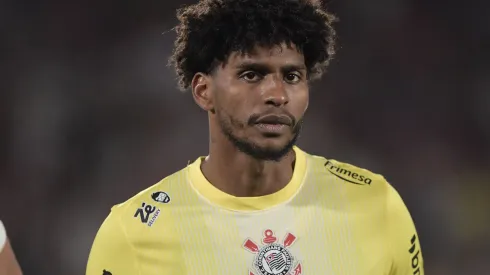 Hugo Souza treina com proteção no braço e é dúvida para jogo contra o Grêmio no Brasileirão — Foto Thiago RibeiroAGIF