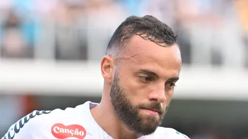 Guilherme durante partida na Vila Belmiro.