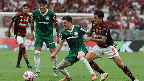RIO DE JANEIRO, BRAZIL – OCTOBER 19: Pedro Guilherme of Flamengo competes for the ball with Aníbal Moreno, Gustavo Gómez of Palmeiras during the match between Flamengo and Palmeiras as part of Brasileirao 2025 at Maracana Stadium on October 19, 2025 in Rio de Janeiro, Brazil. (Photo by Wagner Meier/Getty Images)