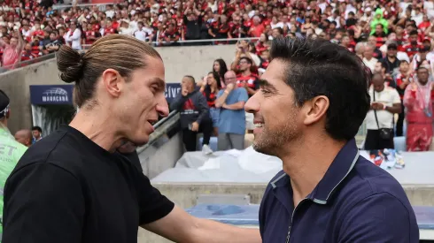 Abel cumprimentando Filipe Luís no Maracanã.