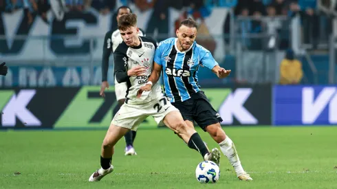 RS – PORTO ALEGRE – 12/06/2025 – BRASILEIRO A 2025, GREMIO X CORINTHIANS – Martin Braithwaite jogador do Gremio disputa lance com Breno Bidon jogador do Corinthians durante partida no estadio Arena do Gremio pelo campeonato Brasileiro A 2025. Foto: Maxi Franzoi/AGIF
