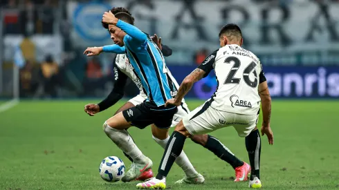 Alyson Edward, jogador do Grêmio, disputa lance com Fabrizio Angileri, jogador do Corinthians durante partida no estadio Arena do Gremio pelo campeonato Brasileiro A 2025. Foto: Maxi Franzoi/AGIF
