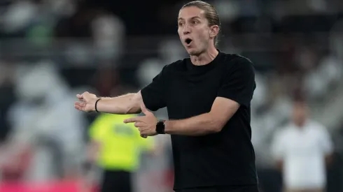 Filipe Luis, técnico do Flamengo, durante partida contra o Botafogo no estadio Engenhao pelo campeonato Brasileiro A 2025. Foto: Jorge Rodrigues/AGIF