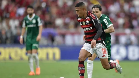 RJ – RIO DE JANEIRO – 19/10/2025 – BRASILEIRO A 2025, FLAMENGO X PALMEIRAS – jogador do Flamengo durante partida contra o Palmeiras no estadio Maracana pelo campeonato Brasileiro A 2025. Foto: Thiago Ribeiro/AGIF