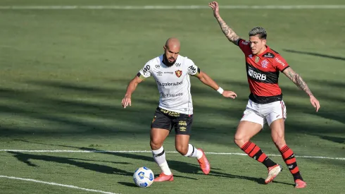 RJ – Volta Redonda – 15/08/2021 – BRASILEIRO A 2021, FLAMENGO X SPORT – Pedro jogador do Flamengo disputa lance com Ze Welison jogador do Sport durante partida no estadio Raulino de Oliveira pelo campeonato Brasileiro A 2021. Foto: Thiago Ribeiro/AGIF