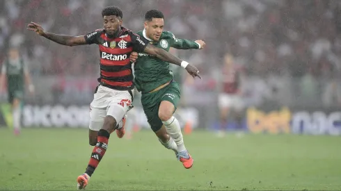 RJ – RIO DE JANEIRO – 19/10/2025 – BRASILEIRO A 2025, FLAMENGO X PALMEIRAS – Emerson Royal jogador do Flamengo disputa lance com Vitor Roque jogador do Palmeiras durante partida no estadio Maracana pelo campeonato Brasileiro A 2025. Foto: Thiago Ribeiro/AGIF