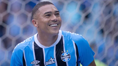 RS – PORTO ALEGRE – 26/10/2025 – BRASILEIRO A 2025, GREMIO X JUVENTUDE – Carlos Vinicius jogador do Gremio comemora seu gol durante partida contra o Juventude no estadio Arena do Gremio pelo campeonato Brasileiro A 2025. Foto: Maxi Franzoi/AGIF