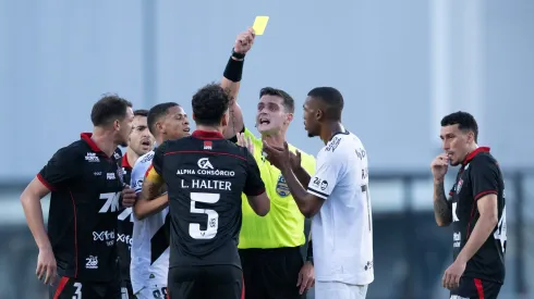 Lucas Halter jogador do Vitoria recebe cartao amarelo do arbitro durante partida contra o Vasco no estadio Sao Januario pelo campeonato Brasileiro A 2025. Foto: Jorge Rodrigues/AGIF