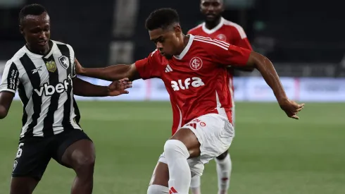 Victor Gabriel, zagueiro do Inter em partida pelo campeonato brasileiro (Foto: Wagner Meier/Getty Images)