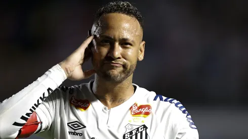 Neymar, atacante do Santos em partida pelo campeonato brasileiro (Foto: Miguel Schincariol/Getty Images)