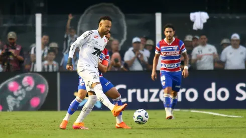 Neymar durante o jogo diante do Fortaleza. Foto: Mauricio De Souza/AGIF