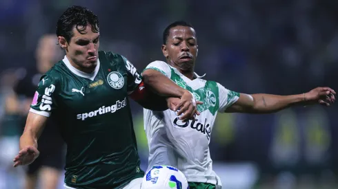 Raphael Veiga jogador do Palmeiras disputa lance com Enio jogador do Juventude durante partida no estadio Arena Allianz Parque pelo campeonato Brasileiro A 2025. Foto: Ettore Chiereguini/AGIF