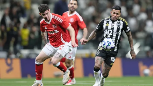 Dudu jogador do Atlético-MG disputa lance com Ronaldo jogador do Internacional – Foto: Gilson Lobo/AGIF