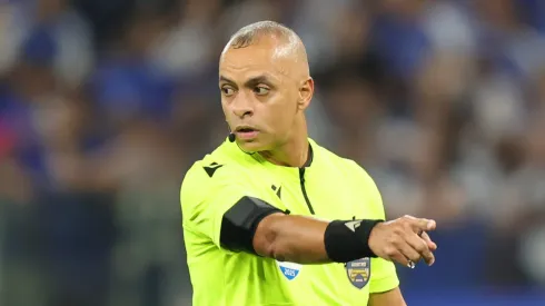 MG – BELO HORIZONTE – 10/08/2025 – BRASILEIRO A 2025, CRUZEIRO X SANTOS – O arbitro Wilton Pereira Sampaio durante partida entre Cruzeiro e Santos no estadio Mineirao pelo campeonato Brasileiro A 2025. Foto: Gilson Lobo/AGIF