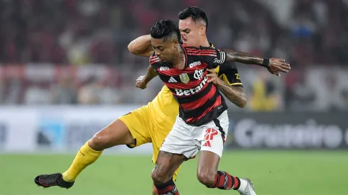 RJ – RIO DE JANEIRO – 01/11/2025 – BRASILEIRO A 2025, FLAMENGO X SPORT – Bruno Henrique jogador do Flamengo disputa lance com Rivera jogador do Sport durante partida no estadio Maracana pelo campeonato Brasileiro A 2025. Foto: Thiago Ribeiro/AGIF