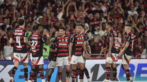 RJ – RIO DE JANEIRO – 01/11/2025 – BRASILEIRO A 2025, FLAMENGO X SPORT – De Arrascaeta jogador do Flamengo comemora seu gol com jogadores do seu time durante partida contra o Sport no estadio Maracana pelo campeonato Brasileiro A 2025. Foto: Thiago Ribeiro/AGIF