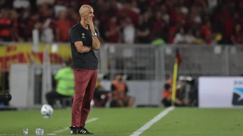 Cesar Lucena, técnico do Sport, durante partida contra o Flamengo no estadio Maracana pelo campeonato Brasileiro A 2025. Foto: Thiago Ribeiro/AGIF