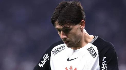 Meia Rodrigo Garro é um dos três pendurados do Corinthians contra o Grêmio
