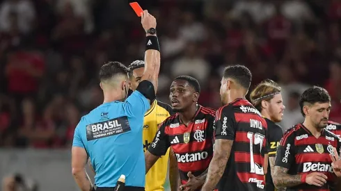 Áudio do VAR crê que árbitro acertou em expulsão de volante do Flamengo contra Sport