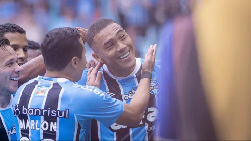 RS – PORTO ALEGRE – 26/10/2025 – BRASILEIRO A 2025, GREMIO X JUVENTUDE – Carlos Vinicius jogador do Gremio comemora seu gol durante partida contra o Juventude no estadio Arena do Gremio pelo campeonato Brasileiro A 2025. Foto: Maxi Franzoi/AGIF