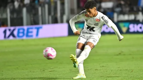 SP – SANTOS – 20/10/2025 – BRASILEIRO A 2025, SANTOS X VITORIA – Souza jogador do Santos durante partida contra o Vitoria no estadio Vila Belmiro pelo campeonato Brasileiro A 2025. Foto: Jota Erre/AGIF