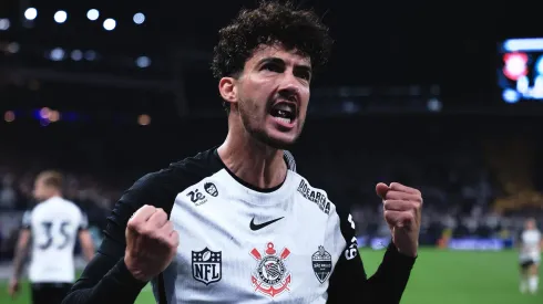 Gustavo Henrique aproveita erro de Volpi para abrir o placar para o Corinthians contra o Grêmio.
