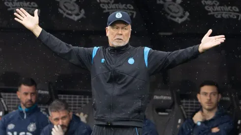 Mano Menezes técnico do Grêmio durante partida contra o Corinthians – Foto: Joisel Amaral/AGIF