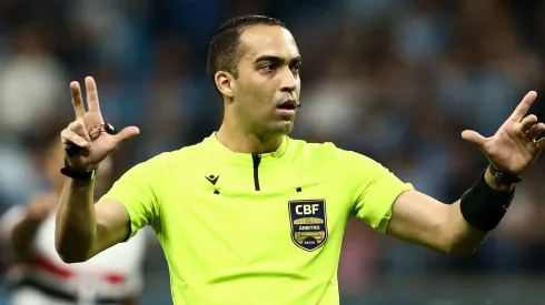 Davi Lacerda, árbitro da CBF em partida pelo campeonato brasileiro (Foto: Pedro H. Tesch/Getty Images)