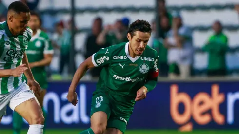 Raphael Veiga em ação diante do Juventude em Caxias do Sul