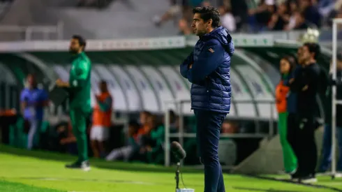 Abel Ferreira, entrenador del Palmeiras, durante un partido contra la Juventude en el estadio Alfredo Jaconi por el campeonato brasileño A 2025. Foto: Luiz Erbes/AGIF