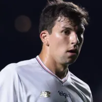 Tapia leva caneta de Robert Renan e vira alvo de zoeira em Vasco x São Paulo