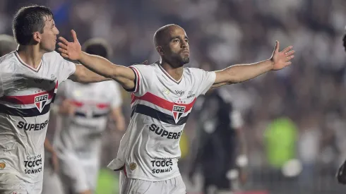 Lucas Moura vibra ao abrir o placar diante do Vasco, em São Januário