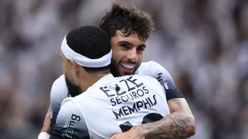 Yuri Alberto y Memphis Depay celebrando un gol del Corinthians. Foto: Marcello Zambrana/AGIF
