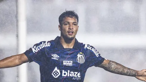 Marcos Leonardo quando jogava pelo Santos e comemorando gol na Vila