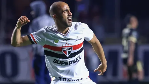 SP – SAO PAULO – 19/08/2025 – COPA LIBERTADORES 2025, SAO PAULO X ATLETICO NACIONAL – Lucas Moura jogador do Sao Paulo comemora vitoria ao final da partida contra o Atletico Nacional no estadio Morumbi pelo campeonato Copa Libertadores 2025. Foto: Marcello Zambrana/AGIF