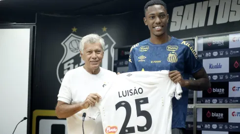SP – SANTOS – 14/01/2025 – SANTOS, APRESENTACAO ZE IVALDO E LUISAO – Luisao ao lado de Clodoaldo durante sua apresentacao oficial como jogador do Santos em coletiva de imprensa realizada na Vila Belmiro, nesta terca-feira (14). Foto: Reinaldo Campos/AGIF