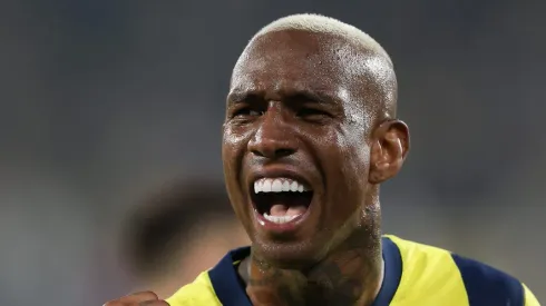 Talisca durante jogo pelo Fenerbahçe.